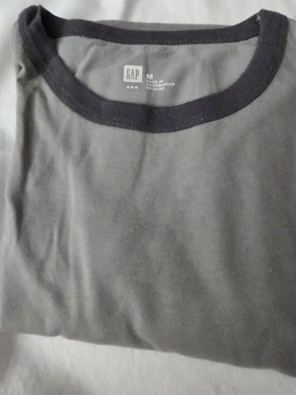 Bundle Of 2 GAP Men's Graphic Plane Tee & Gray Ringer Tee - Cream + Gray - Picture 3 of 4